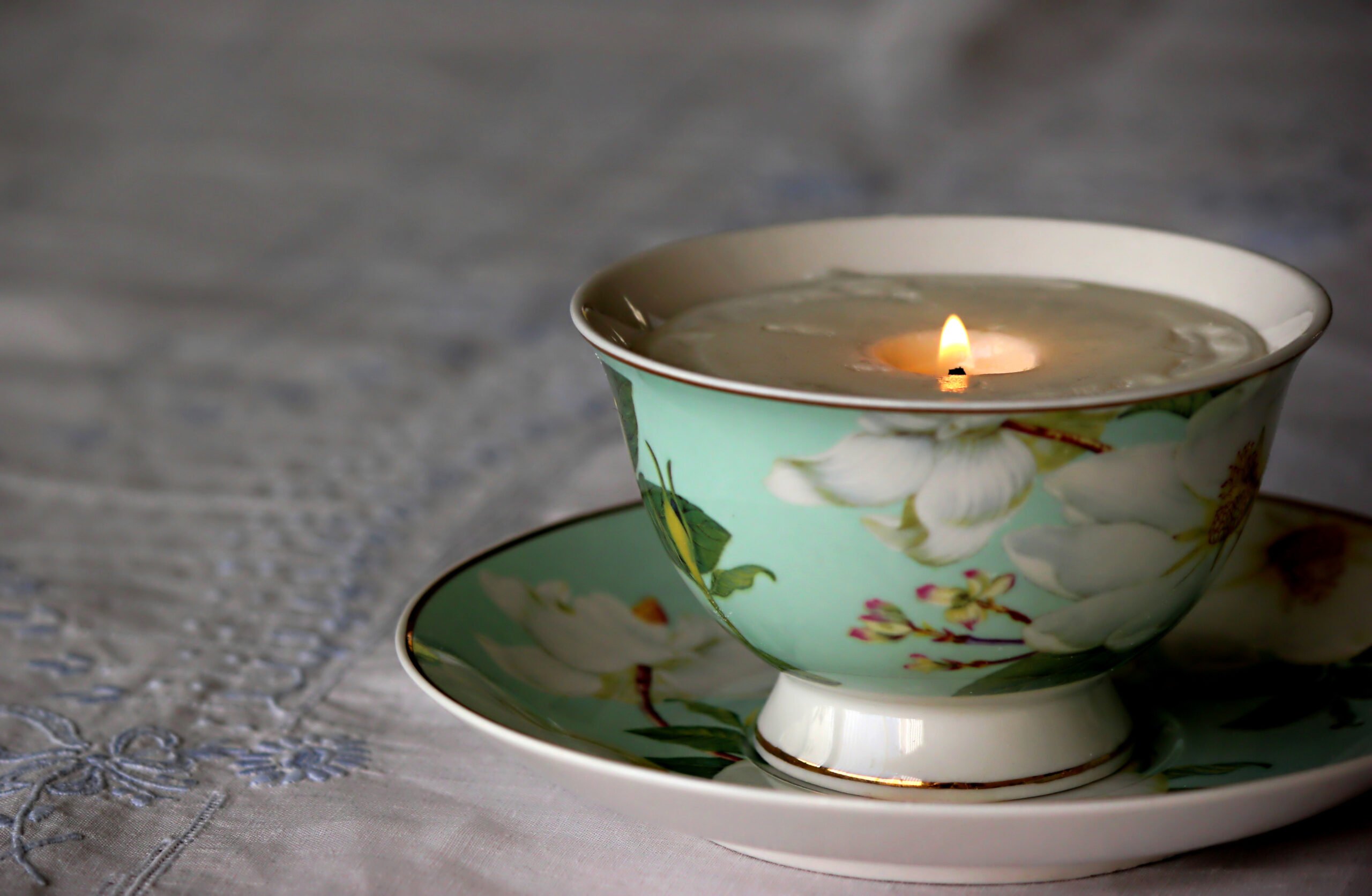 Easy tutorial to make your own candle in a teacup